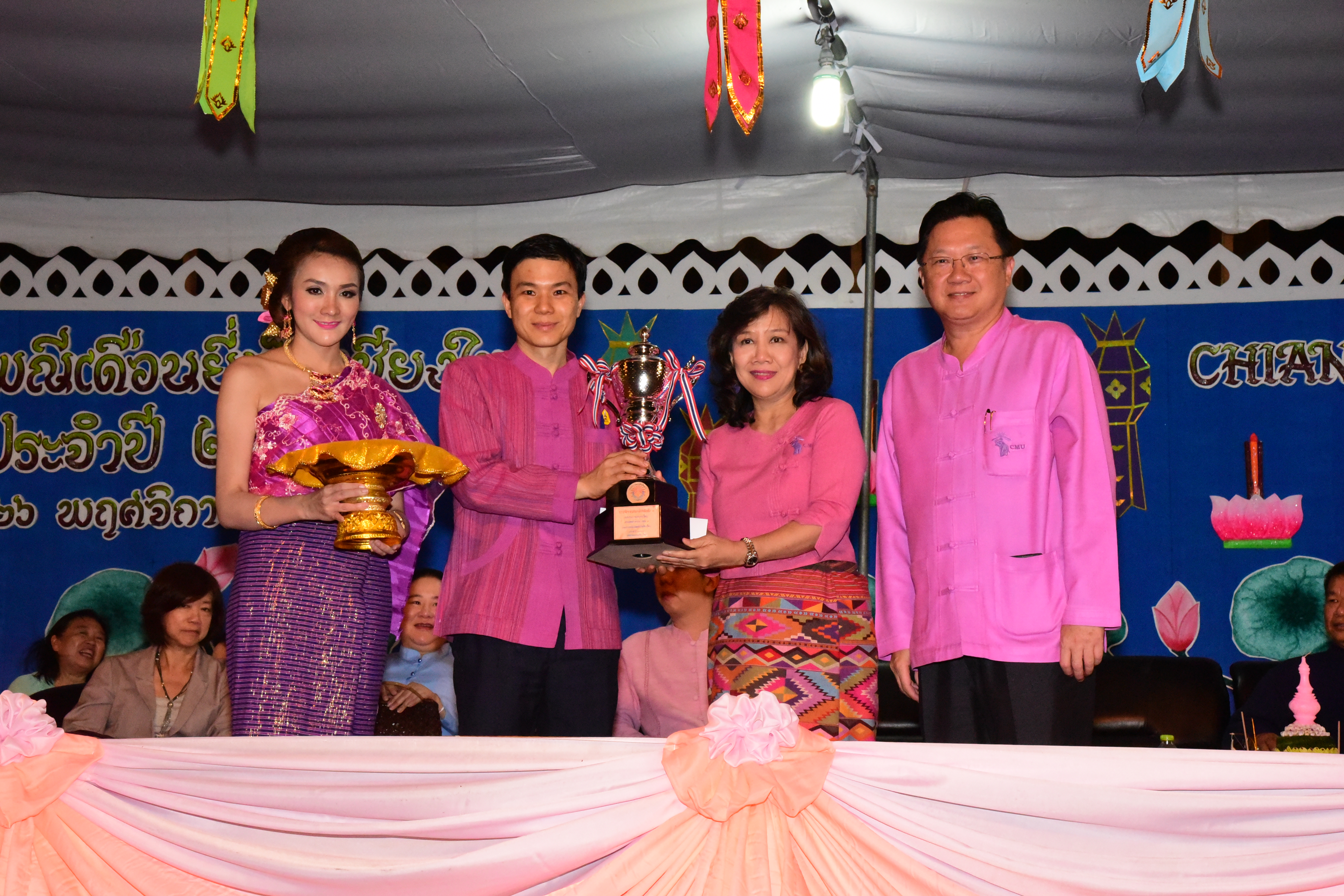 มหาวิทยาลัยเชียงใหม่ รับรางวัลรองชนะเลิศอันดับที่ 1 (ประเภทสวยงาม กลุ่มที่ 1)  กระทงใหญ่พร้อมริ้วขบวนวิจิตรตระการตา